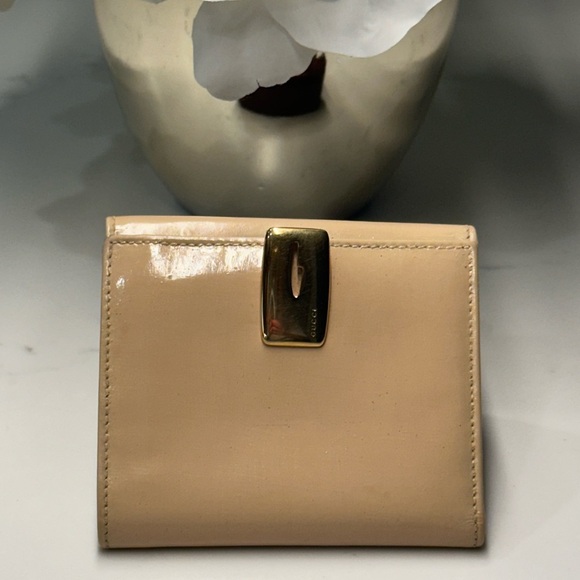 Gucci Cream Leather Wallet with Gold Clasp EUC! - Picture 2 of 11